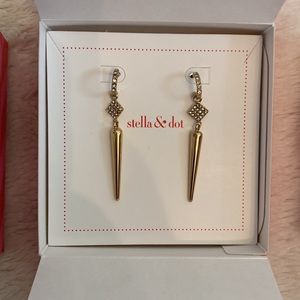 New in box Stella and Dot gold earrings!